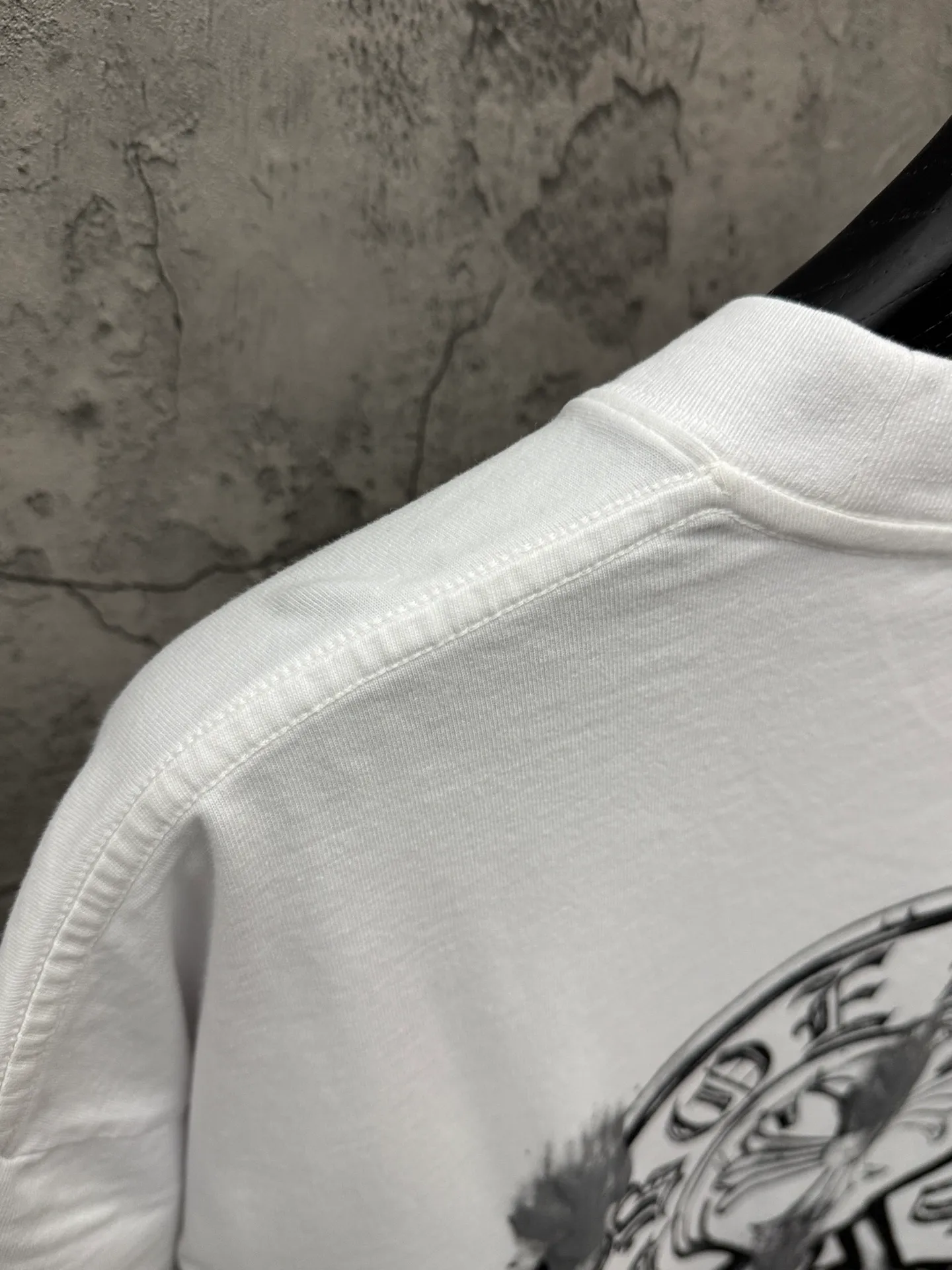 P190 top version, real shot without P, ​​different from market currency) 𝗖𝗵𝗿𝗼𝗺𝗲 𝗛𝗲𝗮𝗿𝘁𝘀/Croxin 2026 Spring New Original Single Counter American Laser Direct Injection Couple Short Sleeves 👑The highest version! Customized fabric 300g washed, best-selling model at the counter, very comfortable to wear. Accessories: original molded and authenticated collar label ➕ 100% silk wash label. Genuine purchase-grade original hangtag➕matching hanging rope➕3D hanging beads➕original packaging bag. Craftsmanship: The original version has consistent wiring! The highest version of the armhole matching technique! Color: White Black Gray Size: S M L XL Style Number: 26-2057